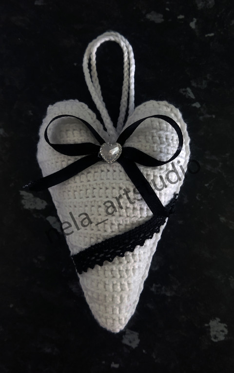 Háčkované srdce bílé srdce handmade ruční výroba originální dárek háčkovaná dekorace dekorace na zavěšení 