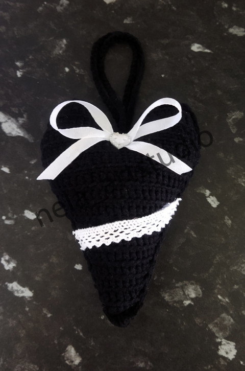 Háčkované srdce černé srdce handmade ruční výroba originální dárek háčkovaná dekorace dekorace na zavěšení 