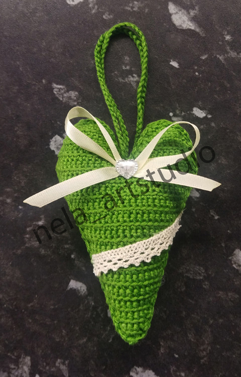 Háčkované srdce trávově zelené srdce handmade ruční výroba originální dárek háčkovaná dekorace dekorace na zavěšení 
