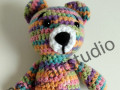 Háčkovaný medvídek barevný