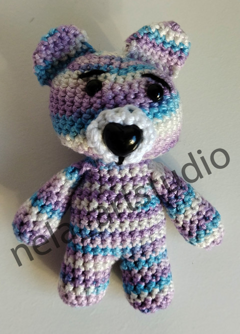 Háčkovaný medvídek modrofialovobílý medvídek hračka háčkovaný plyšák handmade ruční výroba háčkované zvířátko handmade hračky 