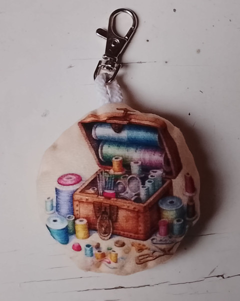 Přívěsek švadlenka 2 přívěsek šití klíčenka švadlenka 