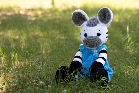 Velká ručně háčkovaná zebra ruční práce amigurumi originální dárek dekorace do dětského pokoje háčkovaná zebra velký háčkovaný plyšák ručně háčkované zvířátko zebra v lacláčích modré lacláče himalaya dolphin baby žinylková příze velká plyšová zebra 