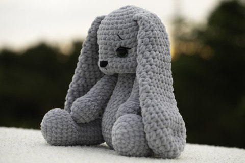 Ručně háčkovaný šedý králíček dárek králíček zajíček plyšák zvířátko handmade ruční práce amigurumi háčkovaná hračka háčkovaný zajíček háčkovaný králíček himalaya dolphin baby šedý králíček dlouhá ouška dekorace dětského pokoje 
