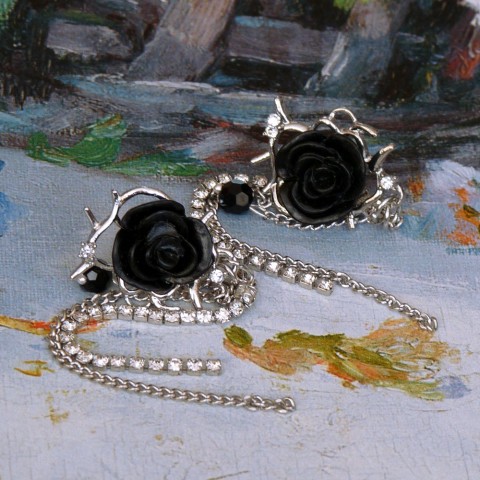 Náušnice - černé růže dárek náušnice růžičky dlouhé společenské růžička puzetky puzety gothic štras třpytivé handmade řetízkové černé růže 