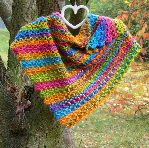 Háčkovaný šátek - harmonie barev jarní háčkovaný extravagantní zimní asymetrický šátek podzimní originál pestrobarevný asymetrie handmade rainbow color atraktivní vícebarevný certifikát kvality řádivý 