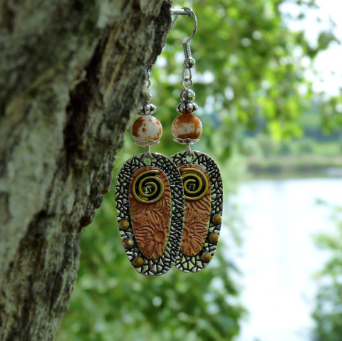 Náušnice - ze tří barev kovu náušnice placky spirála kovové originál spirály tepané zajímavé handmade nepřehlédnutelné ryté atraktivní 