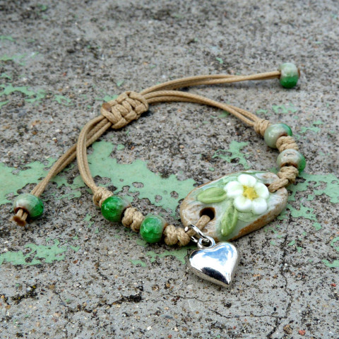 Náramek - jabloňový květ jabloň náramek keramika srdíčko květ univerzální něžný kvítek uzel handmade šňůrky shamballa keramické korálky jabloňový květ posuvný 