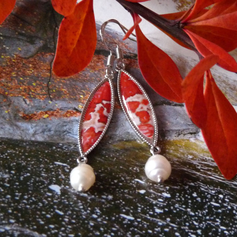 Náušnice - říční perly s červenou originální dárek náušnice elegantní romantické jemné dlouhé podzimní něžné delší handmade říční perla ruční práce říční perly spadané listí nadčasové 