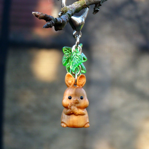 Přívěsek na klíče - králíček dřevo dřevěný dřevěné přívěsek zvíře dárek dáreček přírodní klíčenka ozdoba králík králíček zajíček karabinka veselý drobnost pozornost hravý zvířátko atraktivní 