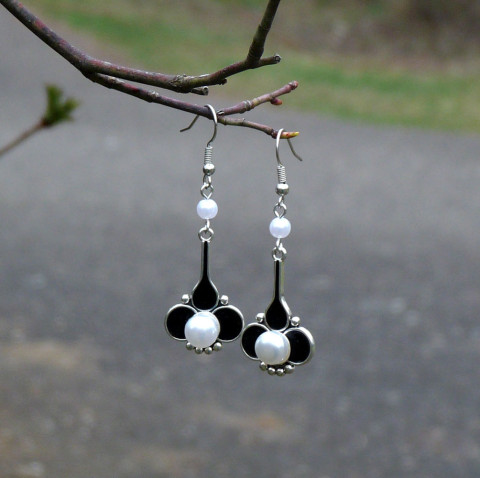 Náušnice - černé s perličkami náušnice noční elegantní černá černé perličky originál noc večerní večer delší kvítka zajímavé handmade květinové boho neokoukané 