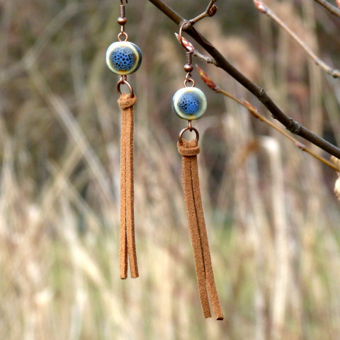 Náušnice - kůže a keramika náušnice kožené keramika keramické dívčí přírodní kůže dlouhé originál handmade indiánské léto neposedné rozlítané šnurky 