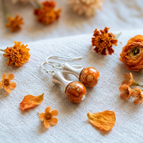 Náušnice - veselé léto (oranžové) dárek náušnice oranžová kuličky letní květiny veselé zahrada léto drobnost originál oranžové drobné handmade lehoučké rozpustilé skvrnité 
