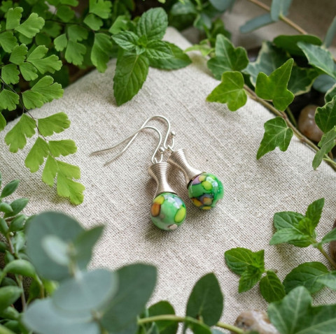 Náušnice - veselé léto (zelené) dárek zelená náušnice kuličky letní květiny veselé zelené zahrada léto drobnost originál drobné handmade lehoučké rozpustilé skvrnité 