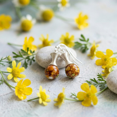 Náušnice - veselé léto (hnědé) dárek náušnice kuličky letní květiny hnědá veselé hnědé zahrada léto drobnost originál drobné handmade lehoučké rozpustilé skvrnité 