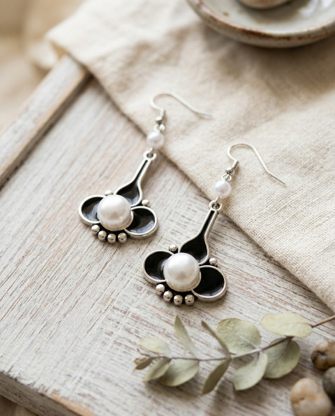 Náušnice - černé s perličkou náušnice noční elegantní černá černé perličky originál noc večerní večer delší kvítka zajímavé handmade květinové boho neokoukané 