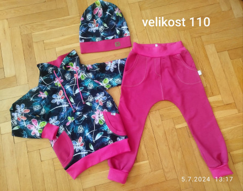 Souprava  plná květin čepice mikina tepláky tepláková souprava 