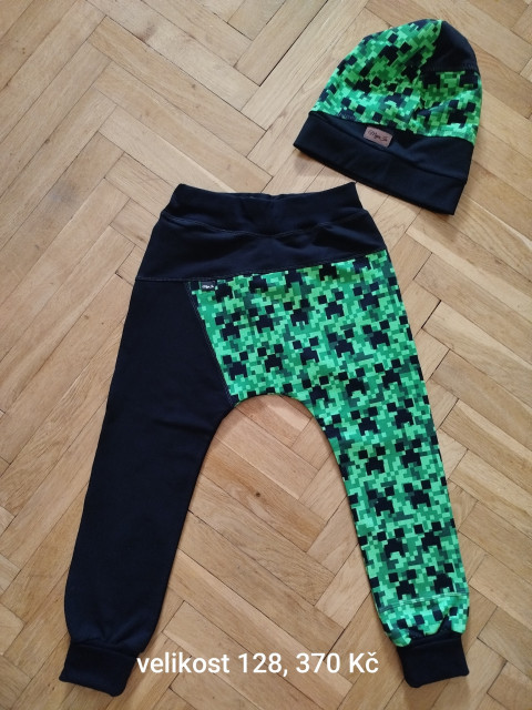 Kostkové tepláky čepice tepláky 