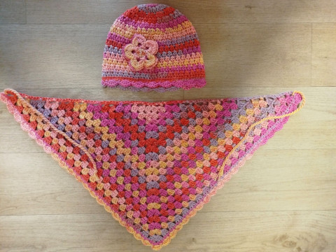 Háčkovaný setík čepice šáteček šátek 