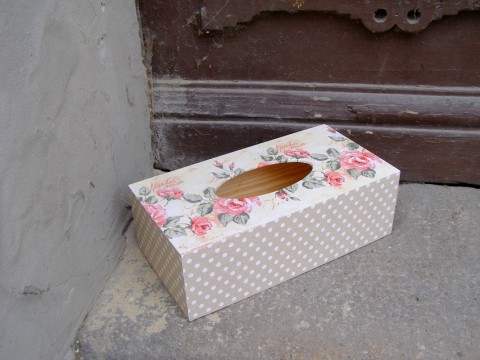 Krabice kapesníky - Růže s puntíky na dekorace box krabička kapesníky krabice růže puntík decoupage vintage puntíky patina růžičky ubrousek rose růžička puntíkatá patinovaná puntíkovaná kapesníkovník puntíčky růžemi růžičkami puntíčková 