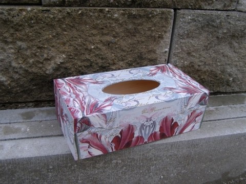 Krabička na kapesníky  Tulipány dekorace box srdíčko krabička kapesníky květy krabice květiny růže decoupage květ patina růžičky ubrousek rose tulipán tulipány růžička patinovaná kapesníkovník sušené sušený růžemi srdcem růžičkami srdci 