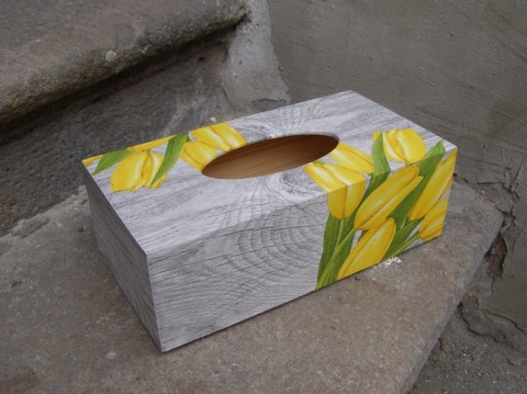 Krabice na kapesníky-Žlutý tulipán na dekorace box květina krabička kapesníky krabice žlutá decoupage žlutý ubrousek tulipán stádo patinovaná koníci kapesníkovník divoké mochyně hnědém konmi divocí nad stádem hnědým 