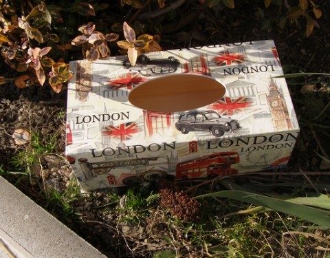 Krabice na kapesníky - London auta hnědý na dekorace box krabička kapesníky krabice káva hnědá decoupage francie patina kafíčko ubrousek kafe patinovaná kapesníkovník coffe cappuccino hnědém croassant 