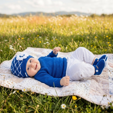 Čepička + botičky děti modrá podzim háčkovaná jarní čepička bílá klučičí jaro souprava kytička akryl aplikace podzimní kluk botičky unisex handmade set capáčky pro kluky 
