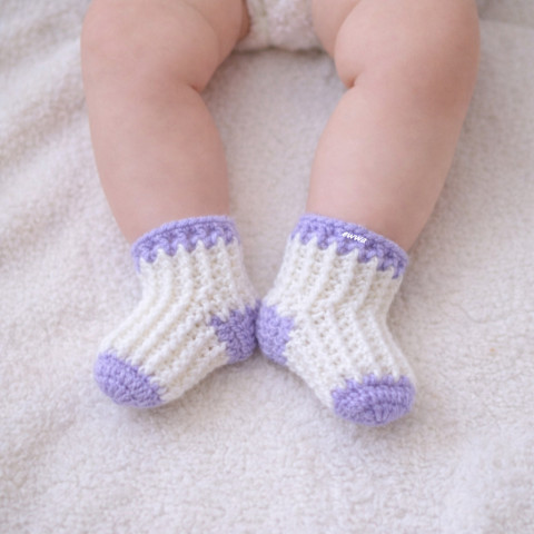 Dětské ponožky (3 - 6 měs.) děti holčička holčičí bílá miminko háčkované ponožky hřejivé fialková celoroční mimi crochet 