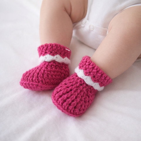 Háčkované botičky (9 cm) děti zima podzim růžová holčička holčičí bílá akryl hřejivé fuchsiová pružné botičky teplé capáčky novorozenec mimi magenta newborn antipilling 