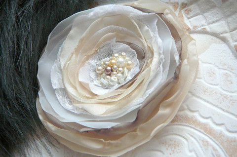 Jemná brož. brož šperk lososová béžová smetanová vintage styl opalovaná capučinová capučino 