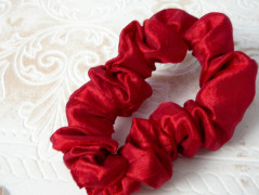 Bílá saténová růže.