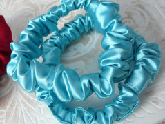 Bílá saténová růže.