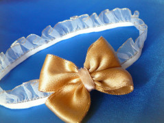 Červená elegantní čelenka.