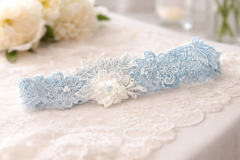 Podvazek svatební krajkový srdce modrý dárek květina modrá srdíčko elegantní bílá láska růže svatba kytička krajka nohy sexy bílý svatební štěstí růžička romantický štras dárkový nevěsta ženich závoj wedding pás podvazek zvyky hochzeit svatební šaty štrasový podvazkový 