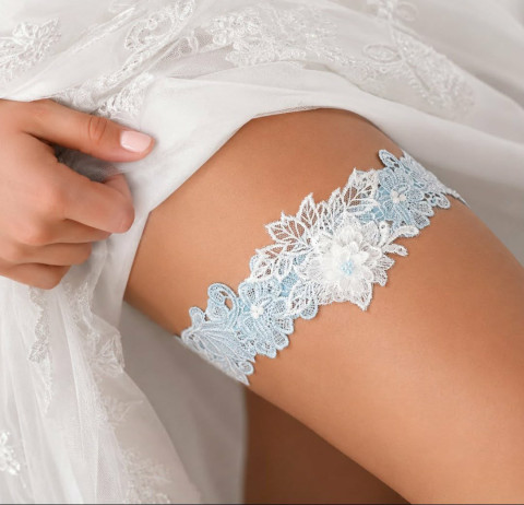 Podvazek krajkový něžný srdce modrý dárek květina modrá srdíčko elegantní bílá láska růže svatba kytička krajka nohy sexy bílý svatební štěstí růžička romantický štras dárkový nevěsta ženich závoj wedding pás podvazek zvyky hochzeit svatební šaty štrasový podvazkový 