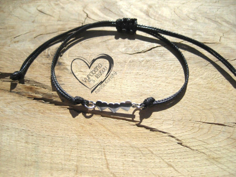 ŠŇŮRKOVÝ NÁRAMEK - TŘI SRDÍČKA provázkový šňůrkový jednoduchý s  ŠŇŮRKOVÝ NÁRAMEK - TŘI SRDÍČKA provázkový šňůrkový jednoduchý s