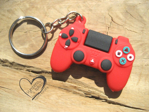 přívěsek - herní ovladač červený stříbrný doplněk medvídek medvěd klíče klíčenka platina starostříbro modní plyšový na kabelku platinový  přívěsek - herní ovladač červený stříbrný doplněk medvídek medvěd klíče klíčenka platina starostříbro modní plyšový na kabelku platinový