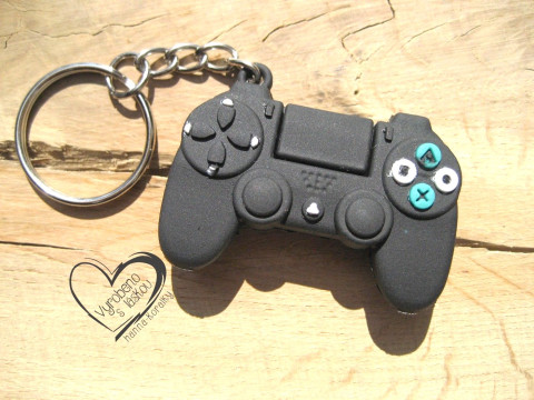 Klíčenka - herní ovladač černý stříbrný doplněk medvídek medvěd klíče klíčenka platina starostříbro modní plyšový na kabelku platinový  Klíčenka - herní ovladač černý stříbrný doplněk medvídek medvěd klíče klíčenka platina starostříbro modní plyšový na kabelku platinový