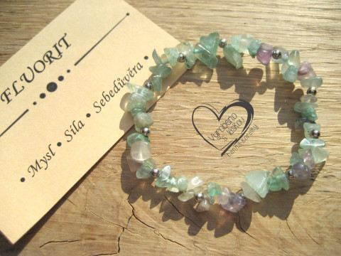 PRUŽNÝ NÁRAMEK S MINERÁLEM FLUORIT náramek minerál gumička zlomky minerální sekaný  PRUŽNÝ NÁRAMEK S MINERÁLEM FLUORIT náramek minerál gumička zlomky minerální sekaný