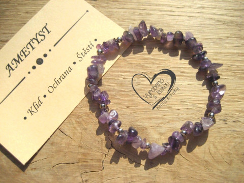 PRUŽNÝ NÁRAMEK S MINERÁLEM AMETYST náramek minerál gumička zlomky minerální sekaný  PRUŽNÝ NÁRAMEK S MINERÁLEM AMETYST náramek minerál gumička zlomky minerální sekaný