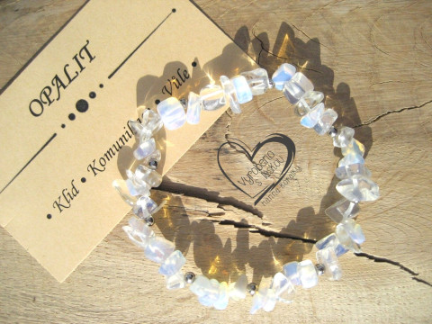 PRUŽNÝ NÁRAMEK S MINERÁLEM - OPALIT náramek minerál gumička zlomky minerální sekaný  PRUŽNÝ NÁRAMEK S MINERÁLEM - OPALIT náramek minerál gumička zlomky minerální sekaný