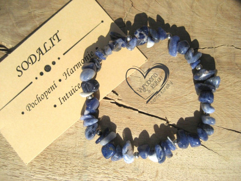 PRUŽNÝ NÁRAMEK S MINERÁLEM SODALIT náramek minerál gumička zlomky minerální sekaný  PRUŽNÝ NÁRAMEK S MINERÁLEM SODALIT náramek minerál gumička zlomky minerální sekaný