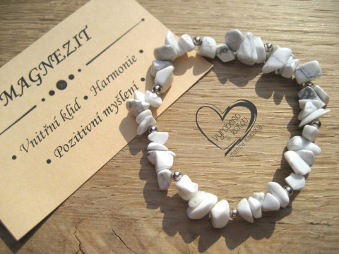 PRUŽNÝ NÁRAMEK S MINERÁLEM MAGNEZIT náramek minerál gumička zlomky minerální sekaný  PRUŽNÝ NÁRAMEK S MINERÁLEM MAGNEZIT náramek minerál gumička zlomky minerální sekaný