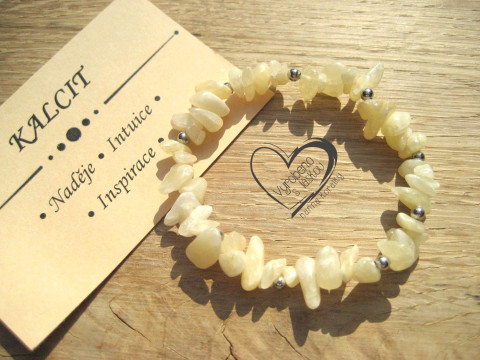 PRUŽNÝ NÁRAMEK S MINERÁLEM - KALCIT náramek minerál gumička zlomky minerální sekaný  PRUŽNÝ NÁRAMEK S MINERÁLEM - KALCIT náramek minerál gumička zlomky minerální sekaný