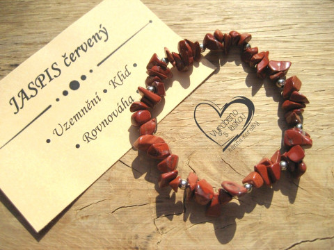 NÁRAMEK S MINERÁLEM JASPIS ČERVENÝ náramek minerál gumička zlomky minerální sekaný  NÁRAMEK S MINERÁLEM JASPIS ČERVENÝ náramek minerál gumička zlomky minerální sekaný