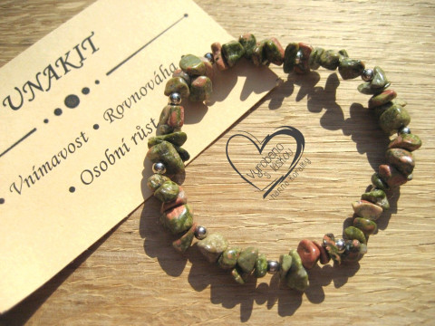 PRUŽNÝ NÁRAMEK S MINERÁLEM - UNAKIT náramek minerál gumička zlomky minerální sekaný  PRUŽNÝ NÁRAMEK S MINERÁLEM - UNAKIT náramek minerál gumička zlomky minerální sekaný