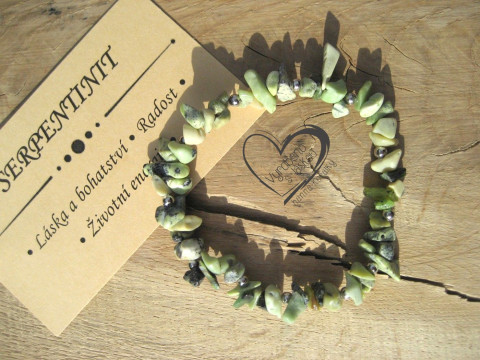 NÁRAMEK S MINERÁLEM - SERPENTINIT náramek minerál gumička zlomky minerální sekaný  NÁRAMEK S MINERÁLEM - SERPENTINIT náramek minerál gumička zlomky minerální sekaný