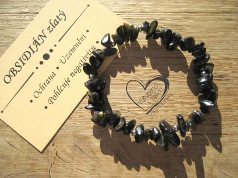 NÁRAMEK S MINERÁLEM OBSIDIÁN ZLATÝ náramek minerál gumička zlomky minerální sekaný  NÁRAMEK S MINERÁLEM OBSIDIÁN ZLATÝ náramek minerál gumička zlomky minerální sekaný