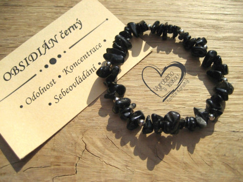NÁRAMEK S MINERÁLEM OBSIDIÁN ČERNÝ náramek minerál gumička zlomky minerální sekaný  NÁRAMEK S MINERÁLEM OBSIDIÁN ČERNÝ náramek minerál gumička zlomky minerální sekaný